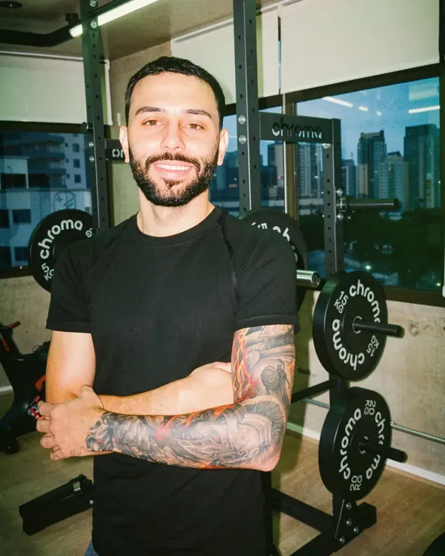 Allan Rodolfo, fisioterapeuta especialista em joelho, na sala de reabilitação da clínica Joelho Mais Fisio, no Brooklin