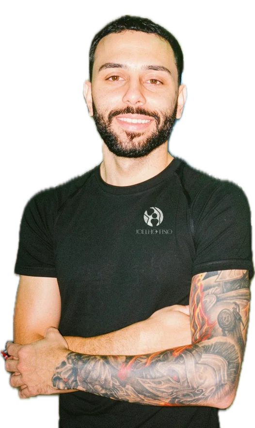 Allan Rodolfo, fisioterapeuta especialista em joelho da clínica Joelho Mais Fisio, no Brooklin, de braços cruzados