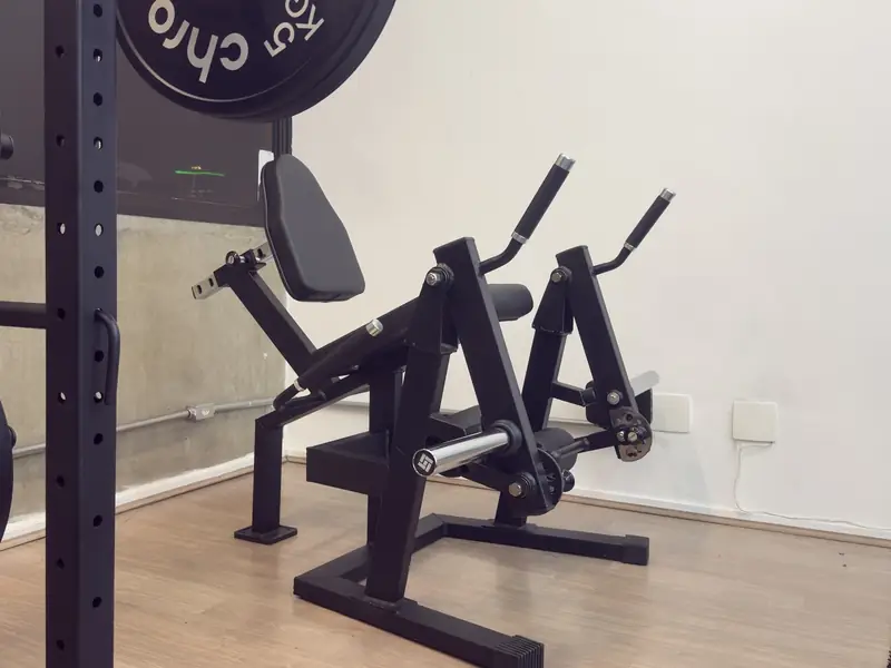 Cadeira extensora para fortalecimento do quadríceps na Joelho Mais Fisio