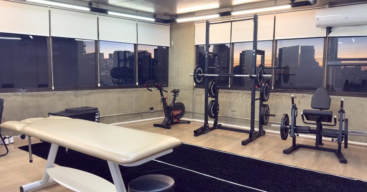 Sala de reabilitação da clínica Joelho Mais Fisio, no Brooklin